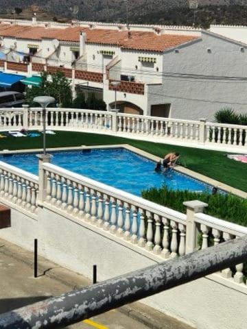 Maison Dans Piscine Holiday home Roses